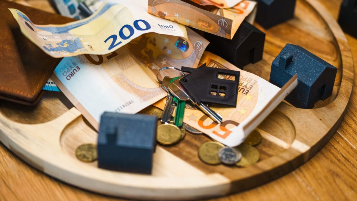 Kalender, Taschenrechner und Wohnungsschlüssel auf einem Schreibtisch
