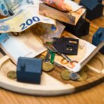 Kalender, Taschenrechner und Wohnungsschlüssel auf einem Schreibtisch
