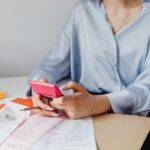 Unterlagen, Taschenrechner und Kaffeetasse auf einem Küchentisch