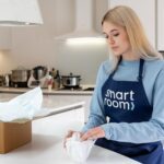 Frisch geliefertes Gerät steht neben dem geöffneten Karton im Wohnzimmer