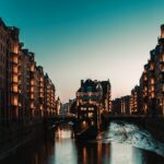 historia hamburg - Stunning view of the illuminated Speicherstadt district in Hamburg at dusk, refle