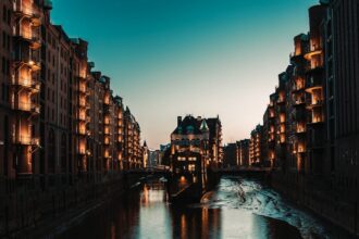 historia hamburg - Stunning view of the illuminated Speicherstadt district in Hamburg at dusk, refle