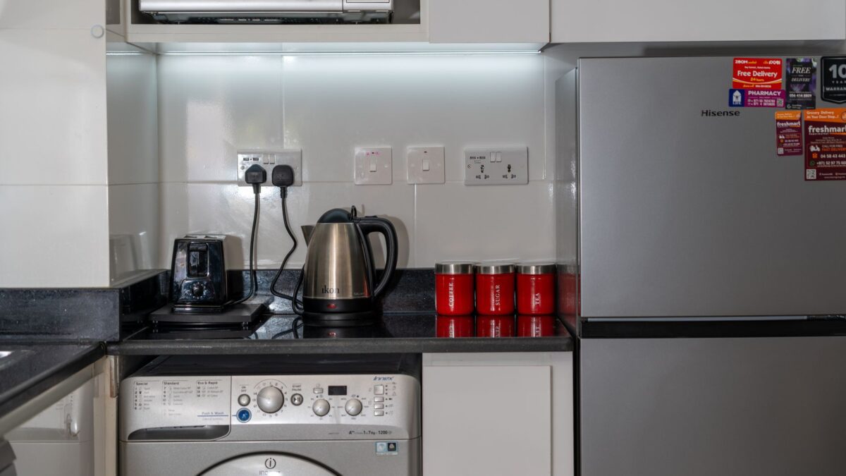 Küchenarbeitsplatte mit Küchenmaschine, Wasserkocher und Toaster bei Tageslicht