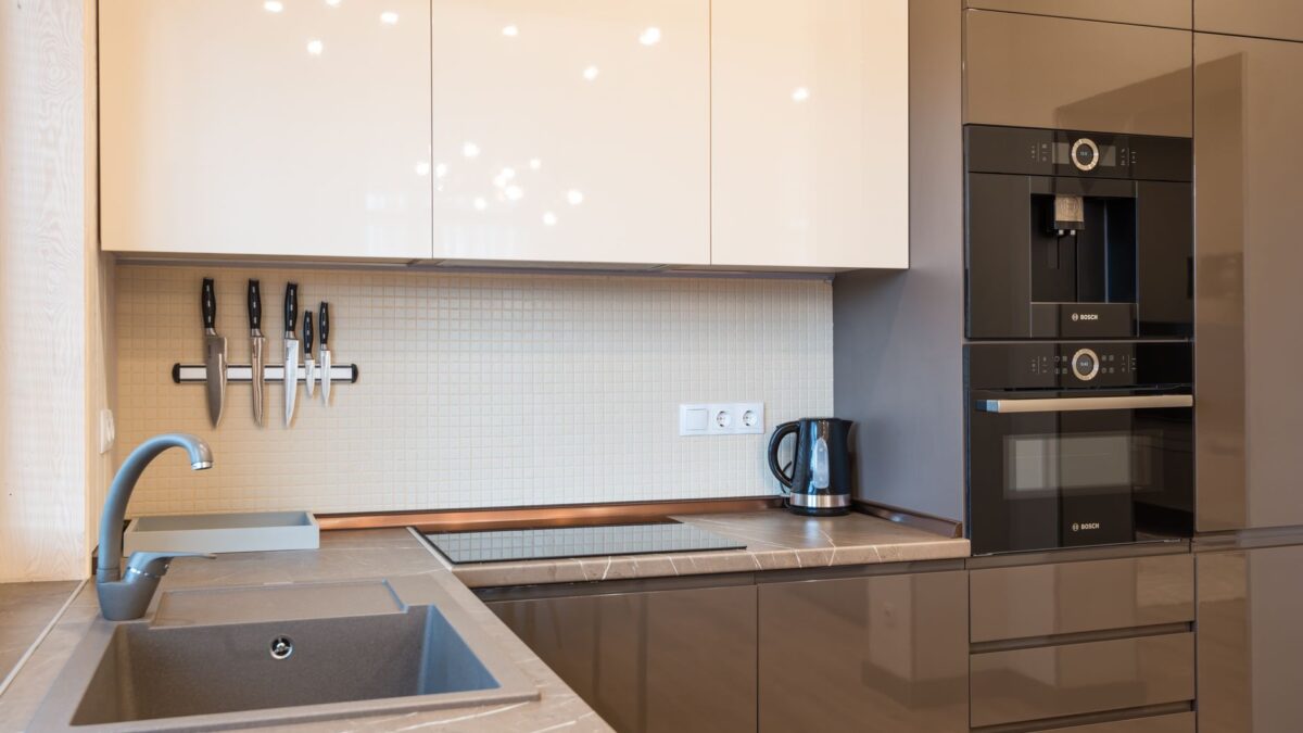 Küchenarbeitsplatte mit Küchenmaschine, Wasserkocher und Toaster bei Tageslicht