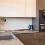 Küchenarbeitsplatte mit Küchenmaschine, Wasserkocher und Toaster bei Tageslicht