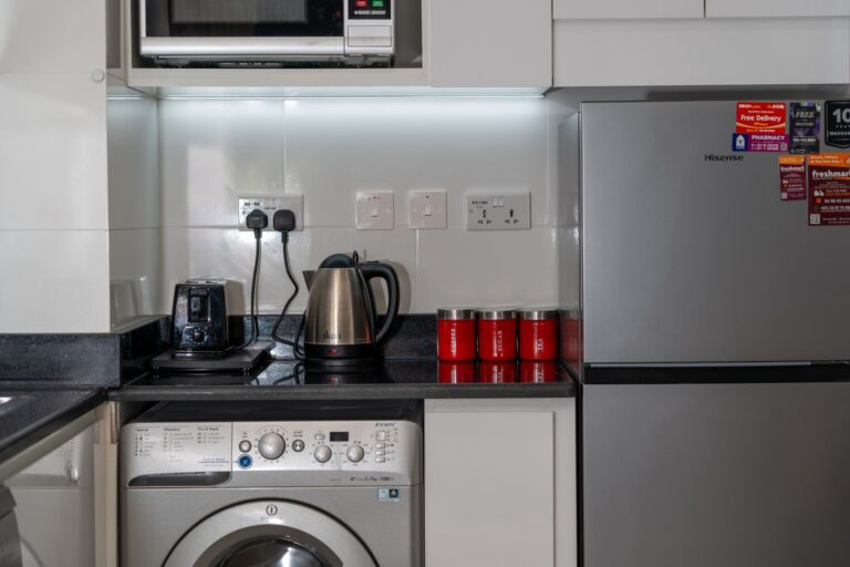 Küchenarbeitsplatte mit Küchenmaschine, Wasserkocher und Toaster bei Tageslicht