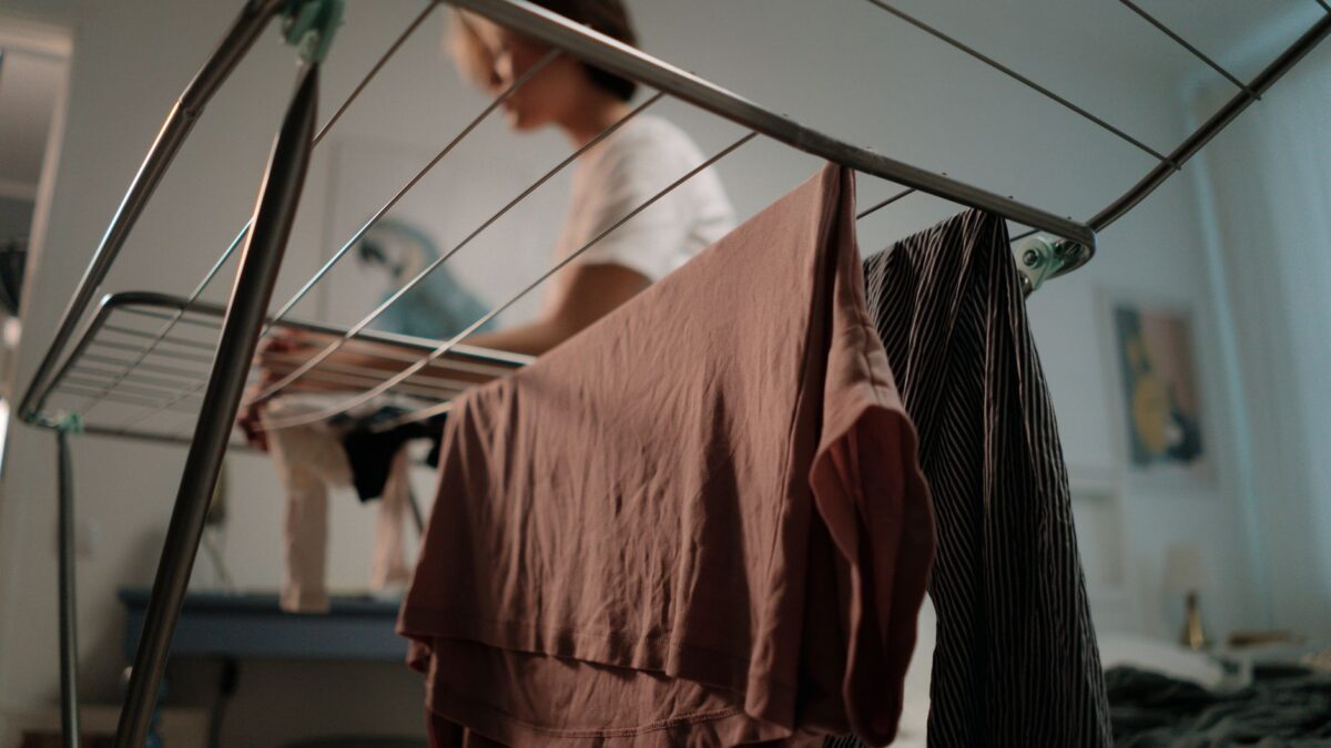 Wäscheständer mit Handtüchern in einem hellen Zimmer am Fenster