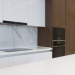 Küchenzeile mit Kühlschrank und Waschmaschine im Tageslicht