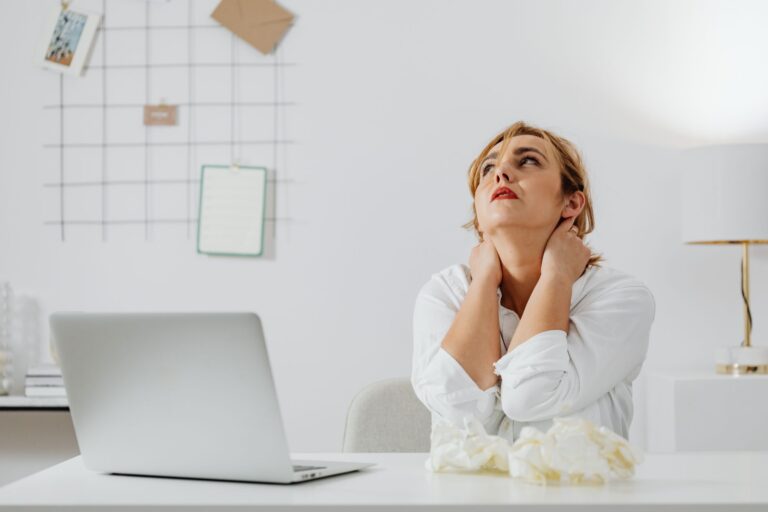 Rückenschmerzen im Homeoffice: Ursachen & Gegenmittel