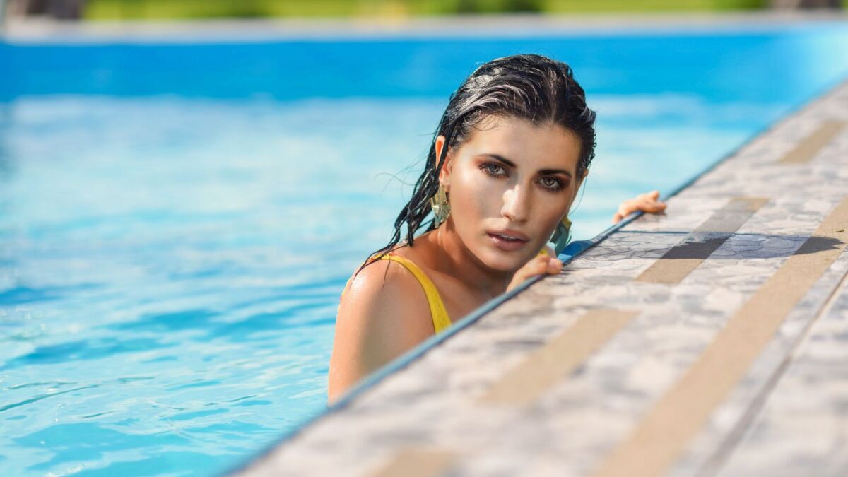 Haare nach dem Schwimmen pflegen: Chlor & Salz
