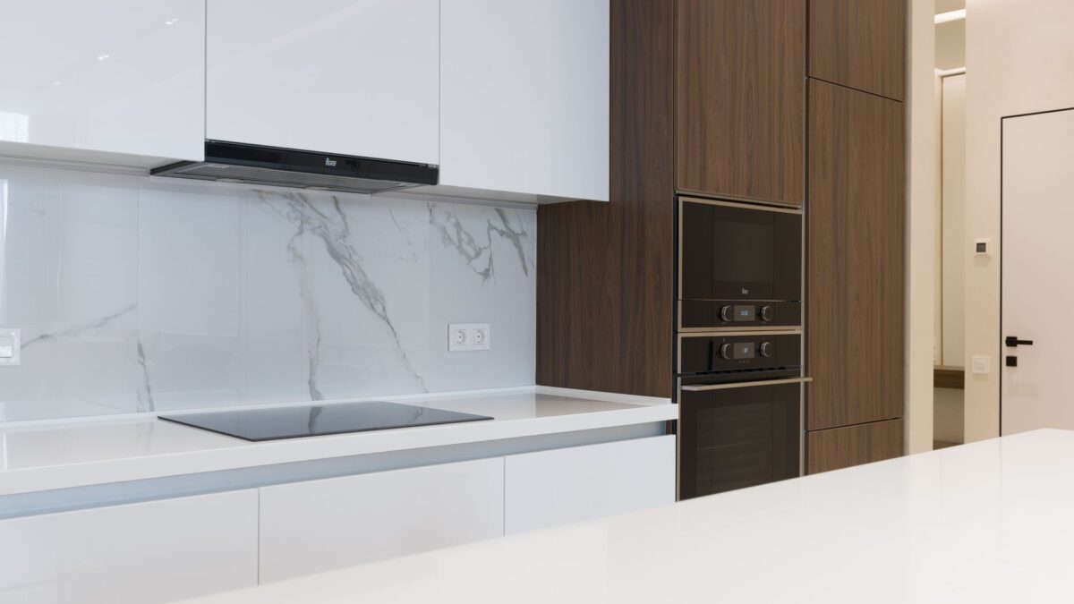 Küchenzeile mit Kühlschrank und Waschmaschine im Tageslicht