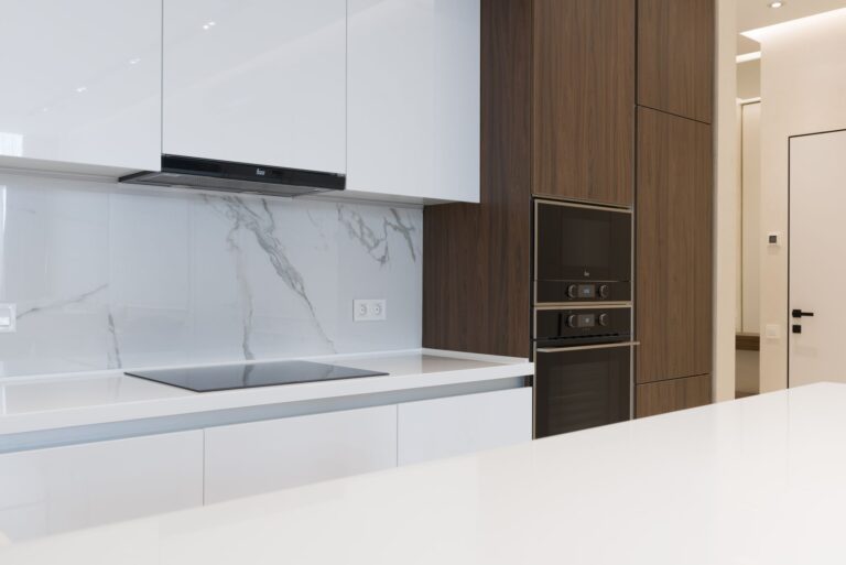 Küchenzeile mit Kühlschrank und Waschmaschine im Tageslicht