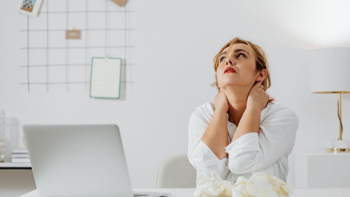Rückenschmerzen im Homeoffice: Ursachen & Gegenmittel